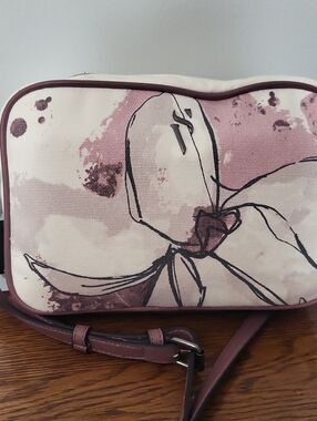 Simply Vera Floral Print Crossbody Bag in Dusty Rose